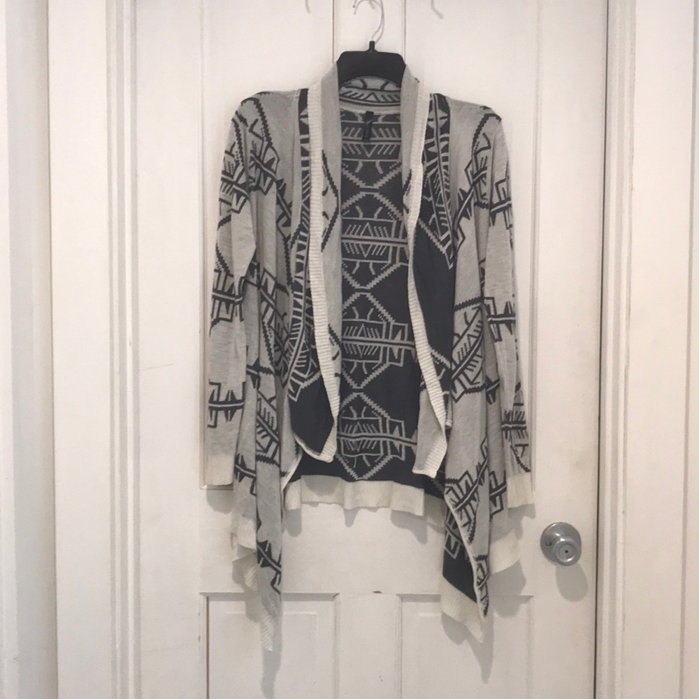 M white and gray tribal Full Tilt cardigan